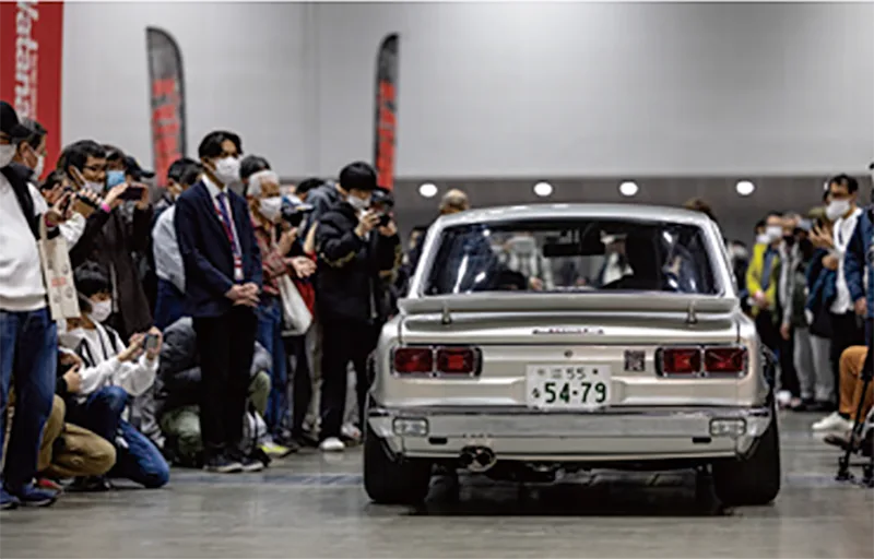 名車と来場者